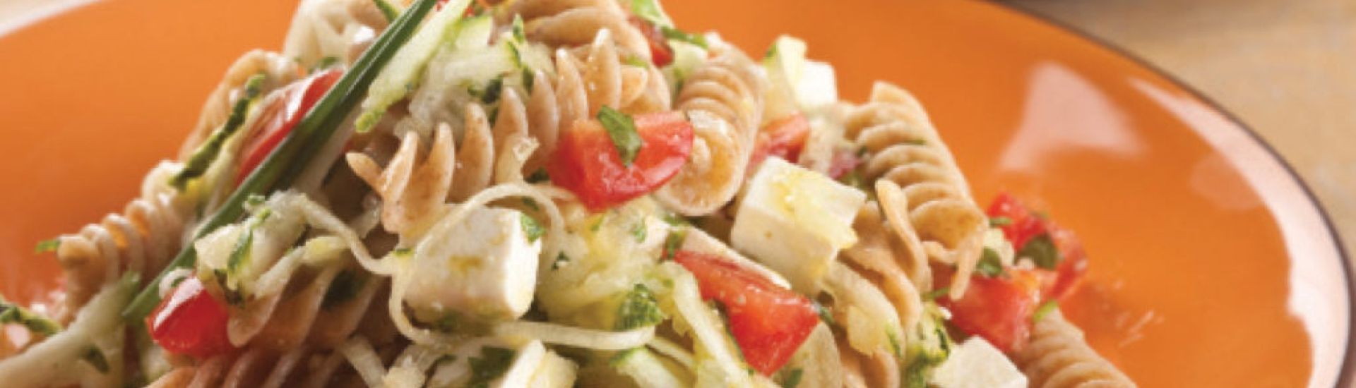 Macarrão integral com alho-poró, abobrinha e ricota
