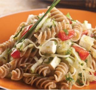 Receita Macarrão integral com alho-poró, abobrinha e ricota