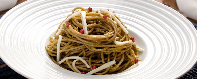 Macarrão integral ao molho pesto de rúcula