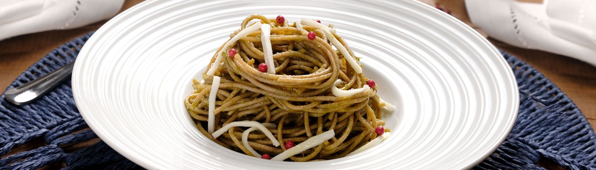 Macarrão integral ao molho pesto de rúcula