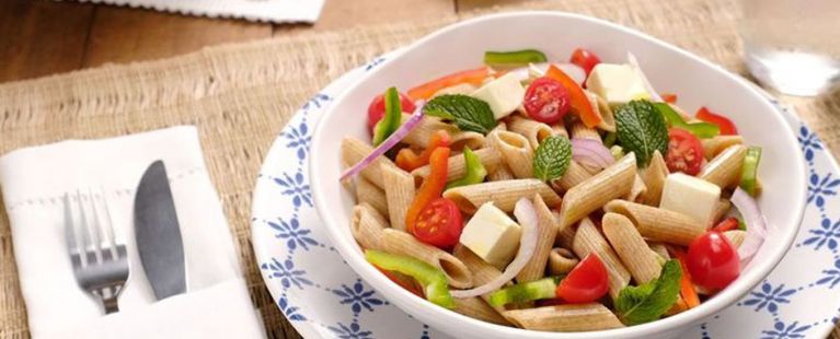Salada de macarrão integral