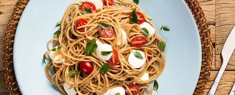 Macarrão integral à caprese