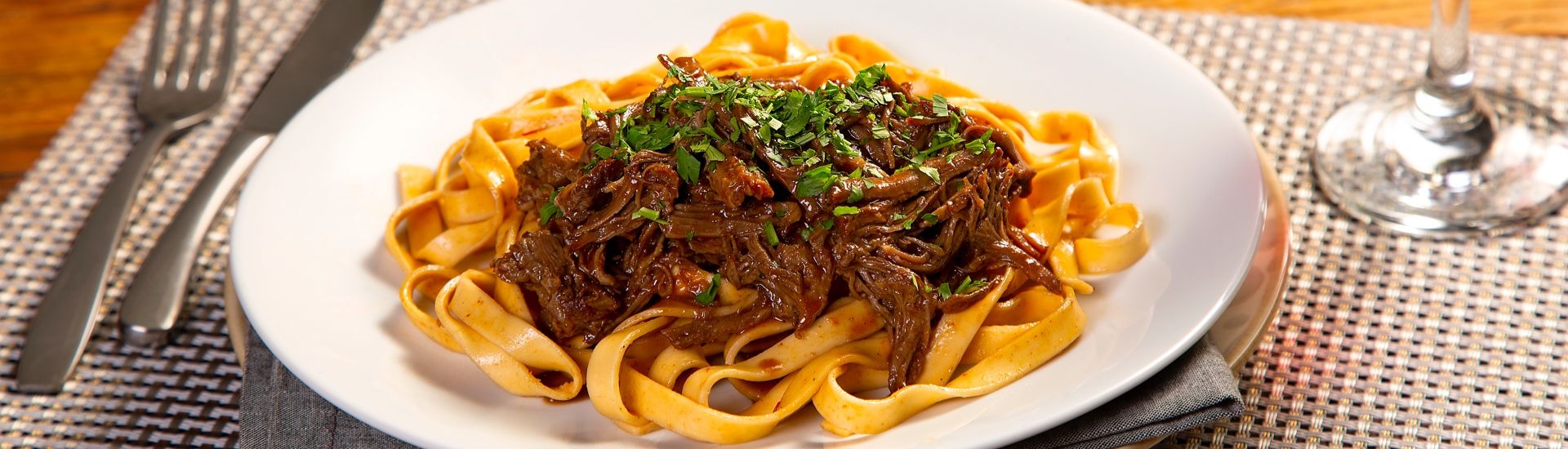 Macarrão com ragu de costela