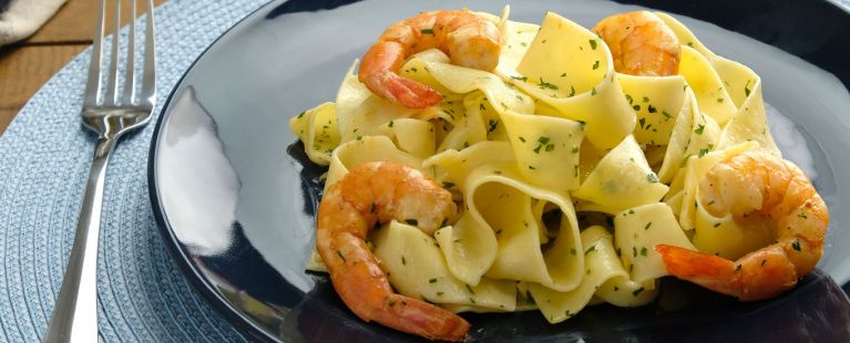 Macarrão com camarão e salsa