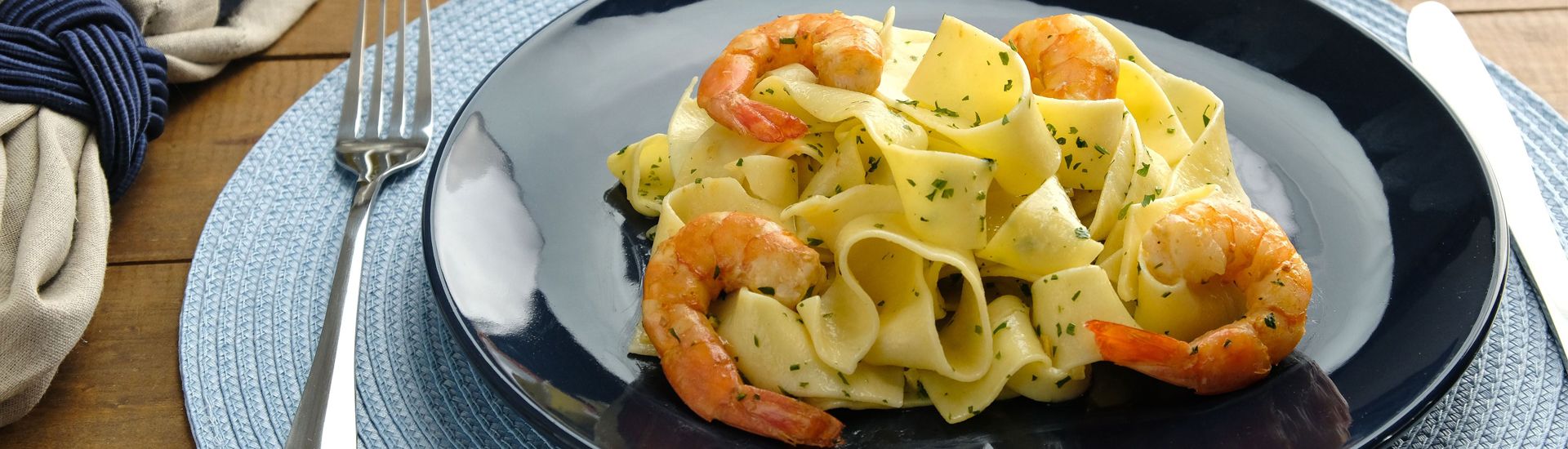 Macarrão com camarão e salsa