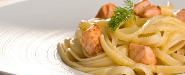 Macarrão ao molho de maracujá, perfume de anis e salmão
