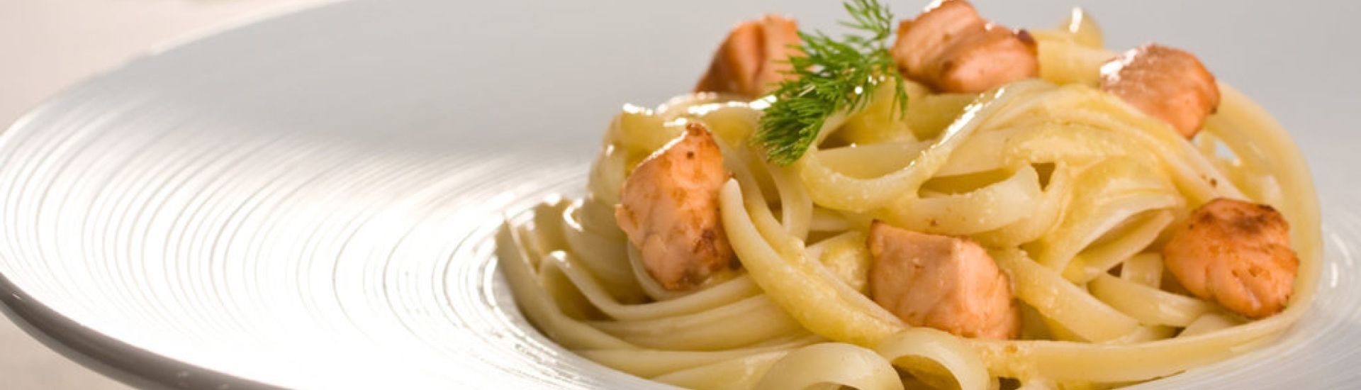Macarrão ao molho de maracujá, perfume de anis e salmão