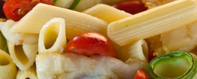 Macarrão com bacalhau, azeitonas pretas e tomates-cereja