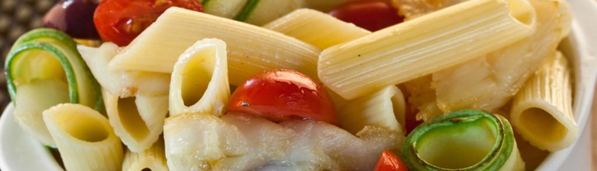 Macarrão com bacalhau, azeitonas pretas e tomates-cereja