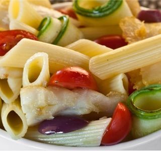 Receita Macarrão com bacalhau, azeitonas pretas e tomates-cereja