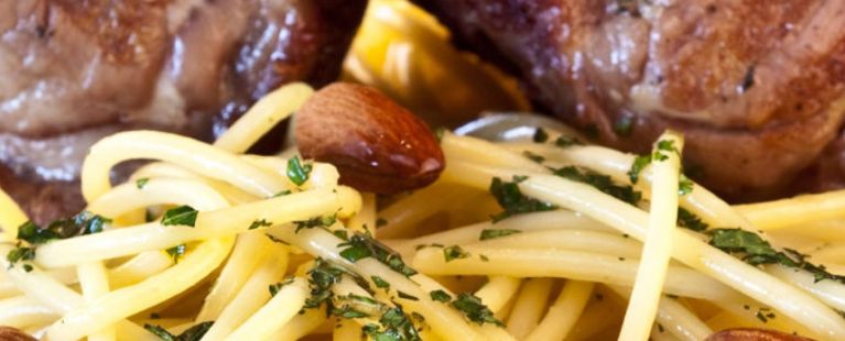 Macarrão ao pesto de hortelã e carré de cordeiro