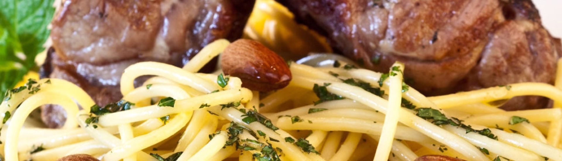 Macarrão ao pesto de hortelã e carré de cordeiro