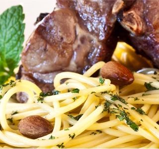 Receita Macarrão ao pesto de hortelã e carré de cordeiro