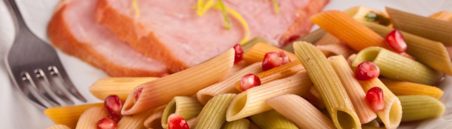 Macarrão ao molho de romã e tender