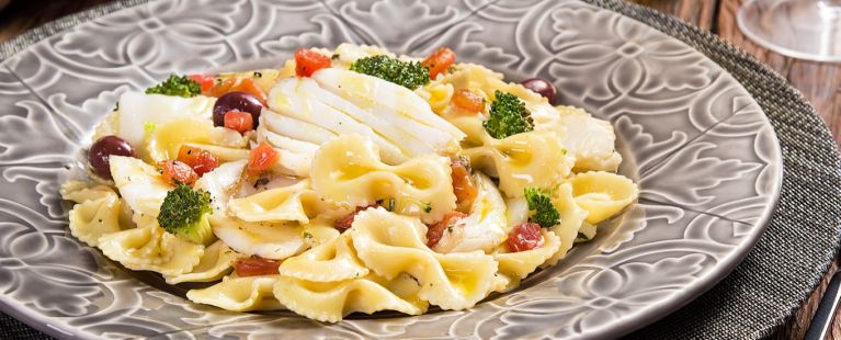 Macarrão com bacalhau e azeitonas
