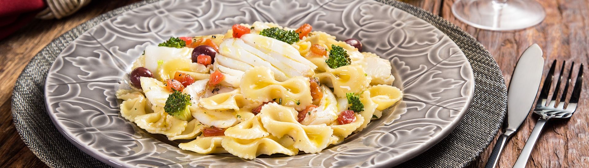 Macarrão com bacalhau e azeitonas