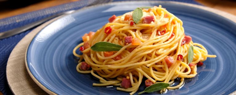 Macarrão ao molho rústico de tomate e bacon