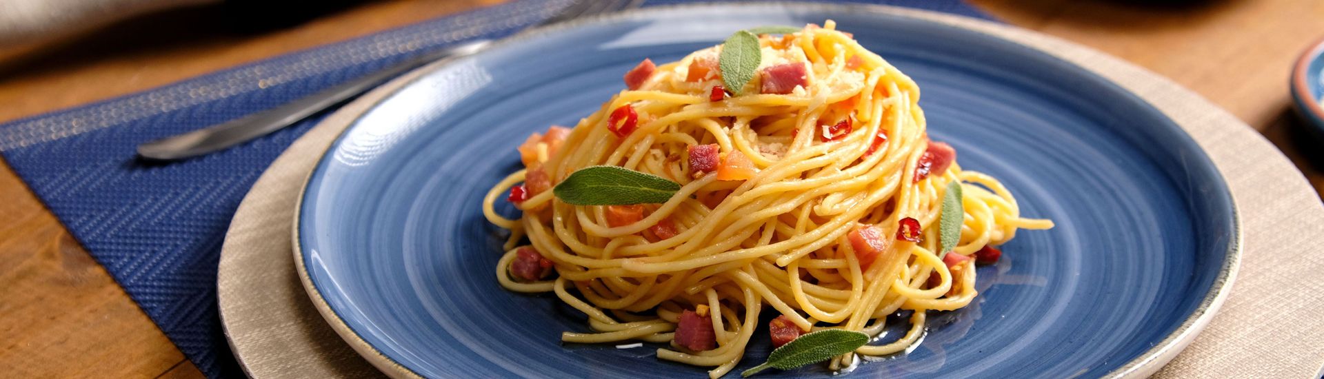 Macarrão ao molho rústico de tomate e bacon