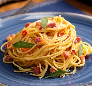 Receita Macarrão ao molho rústico de tomate e bacon