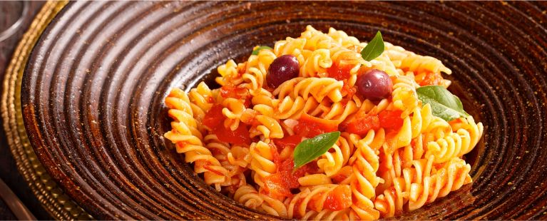 Macarrão ao molho de tomates e azeitonas