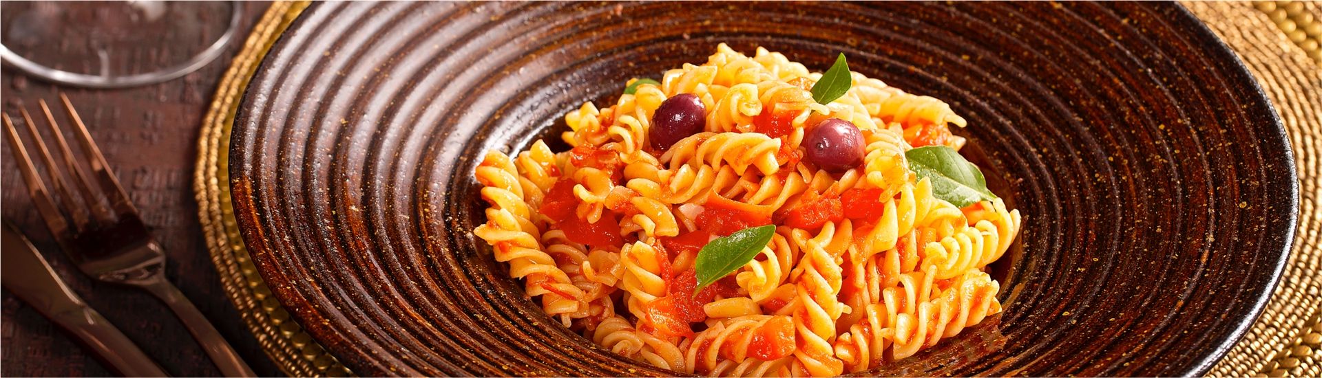 Macarrão ao molho de tomates e azeitonas
